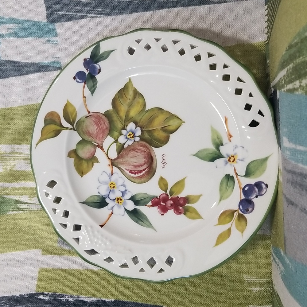 Tiffany Brunelli 8 1/4" Plate Lattice Cut Edge Flower Fig Design Made In Italy